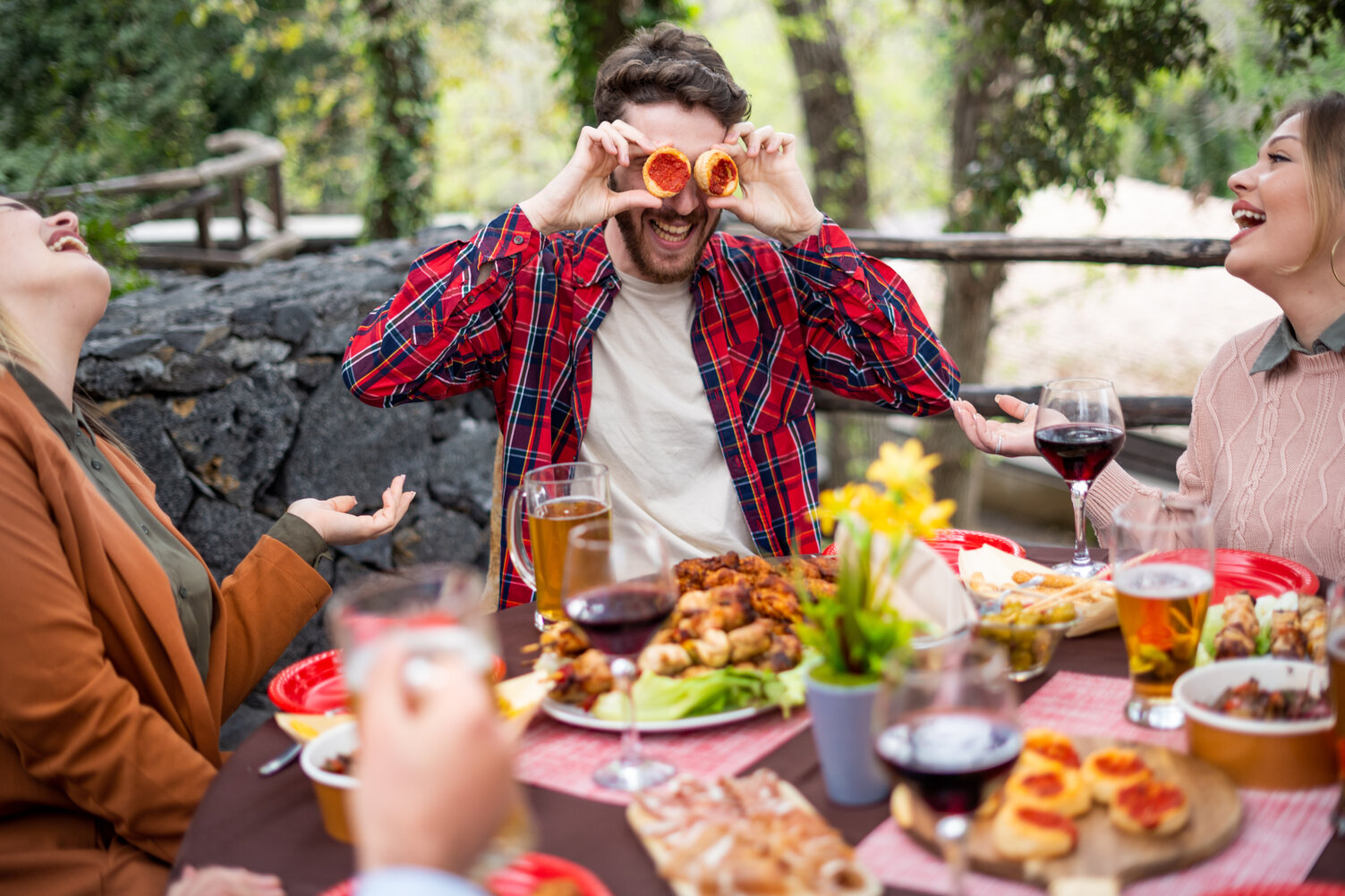 bosco-della-luna-area-barbecue-persone-che-mangiano